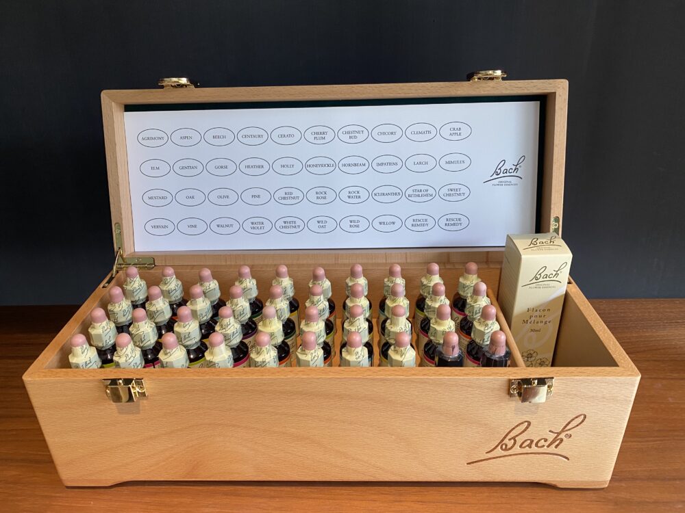 Coffret Fleurs de Bach émotions Chrystel BRAULT DUBREUIL Fleurs du Népal Thérapeute fatigue douleurs stress cocooning massage EMDR transgénérationnel Dmoka Deep Tissue Reiki Sonothérapie Bols tibétains endobiogénie santé au naturel plante médicinale mycothérapie phobie peur colère tristesse traumatisme agression Grasse