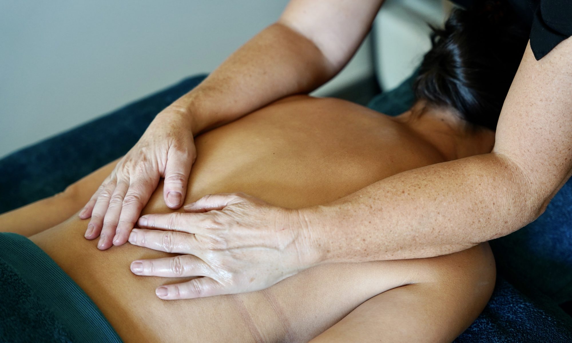 Massages Bien-être et Deep Tissue à Grasse - Cannes - Mandelieu - Côte d'Azur Massage Bien-être Dos fatigue douleurs stress cocooning Chrystel BRAULT DUBREUIL Thérapeute Fleurs du Népal