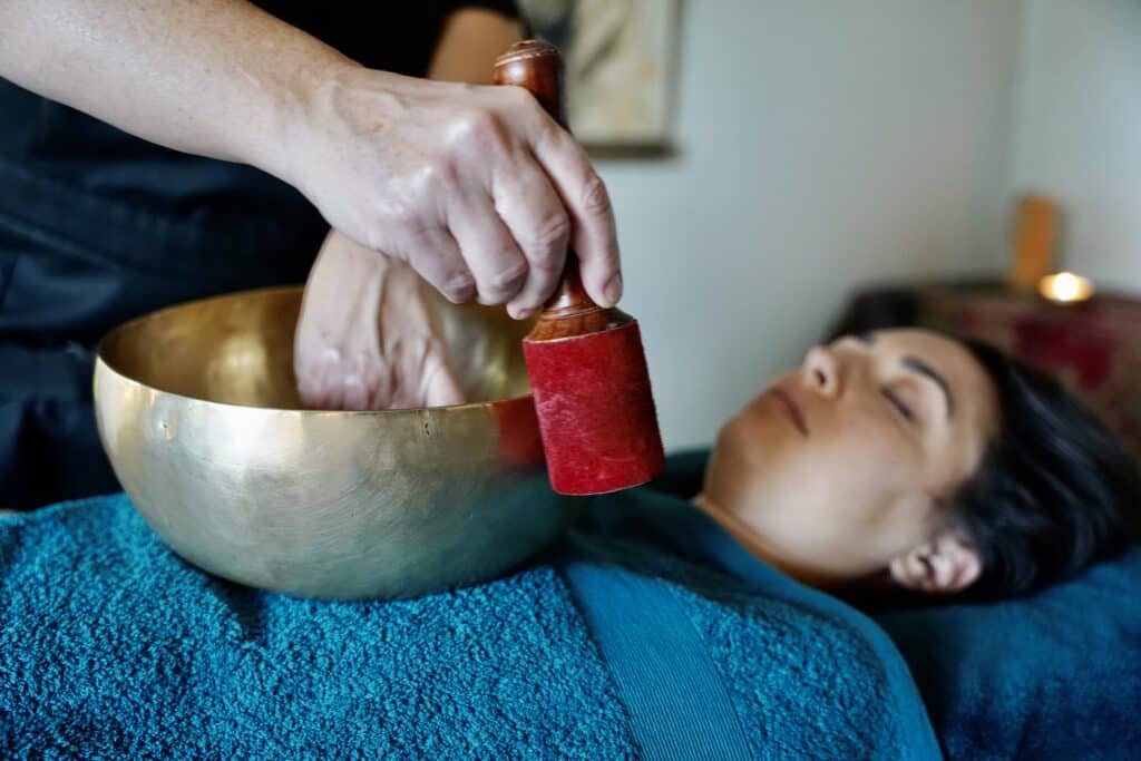 Accueil massage avec bol tibétain sonothérapie Fleurs du Népal Grasse Cannes Mandelieu